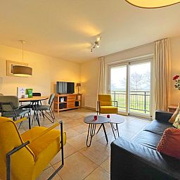 Uitzicht vanuit de woonkamer van Appartement Bos en Duin 41 in De Dennen, Texel met een serene landelijke omgeving.