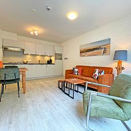 Lichte woonkamer van Appartement Bos en Duin 08, De Dennen, Texel. Moderne inrichting met uitzicht op de natuur.