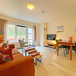 Eet- en woonruimte in Appartement Bos en Duin 08, De Dennen, Texel. Gezellige sfeer met uitzicht op de omgeving.