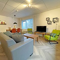 Stilvolle Sitzecke im Apartment Bos en Duin 04, De Dennen, Texel, mit moderner Einrichtung und einladender Atmosphaere.