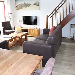 Modernes Wohnzimmer im Ferienhaus Gortersmient 252, De Dennen, Texel, mit TV und gemuetlicher Sitzgelegenheit.