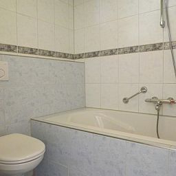 Modernes Badezimmer mit Badewanne im Ferienhaus Gortersmient 282, De Dennen, Texel zur Entspannung nach einem erlebnisreichen Tag.