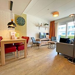 Lichte eetruimte in Appartement Bos en Duin 10, De Dennen, Texel met een moderne tafel en stoelen.