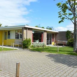 Vakantiewoning Bungalow Verste Coogh 62, De Dennen, Texel met ruime oprit en omringende natuur, perfect voor een ontspannen verblijf.