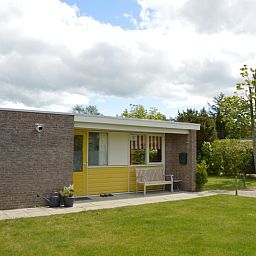Charmant vakantiehuis Bungalow Verste Coogh 62 in De Dennen, Texel met gezellige buitenruimte, ideaal voor natuurliefhebbers.