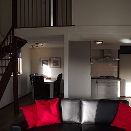 Gezellige binnenruimte met eethoek in Vakantiehuis Gortersmient 210, De Dennen, Texel.