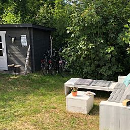 Relax in the green garden of Vakantiepark de Bremakker - Chalet on Texel, Weideveld 80, with comfortable sitting area in De Dennen, Texel.