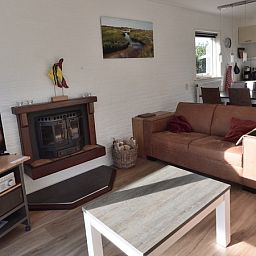 Woonkamer met open haard in Vakantiehuis de Parel 200, De Dennen Texel.