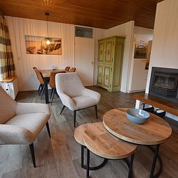 Ess- und Sitzecke im Ferienhaus de Parel 234, De Dennen, Texel mit warmer Atmosphaere.