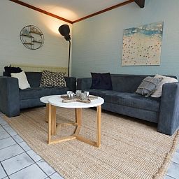 Stijlvolle zithoek in Bungalow Verste Coogh 56 in De Dennen, Texel, perfect voor ontspanning op de Waddeneilanden.