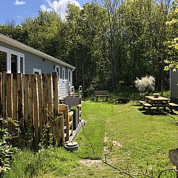 Vakantiepark de Bremakker - Bosveld 103, vakantiehuis in De Dennen, Texel met zonnige tuin en terras omringd door natuur.