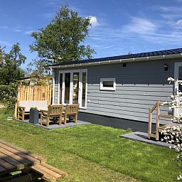 Vakantiepark de Bremakker - Bosveld 103, charmant vakantiehuis met zonnige tuin en terras in De Dennen, Texel, omgeven door natuur.