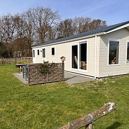 Ferienpark De Bremakker - Chalet Skeep, ein charmantes Ferienhaus in De Dennen, Texel, umgeben von Gruen und beruhigender Natur.