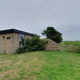 Weizicht Texel vakantiehuis in De Dennen, Texel met groene tuin en uitzicht op weelderige natuur op de Waddeneilanden.