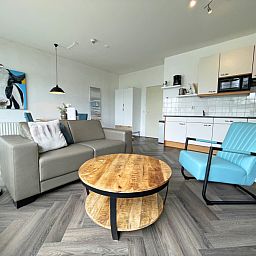 Offene Kueche und Wohnraum im Appartement Bos en Duin 03, De Dennen, Texel mit modernen Annehmlichkeiten.