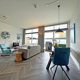 Heller Essbereich im Apartment Bos en Duin 03, De Dennen, Texel mit Blick auf den Garten und viel Tageslicht.