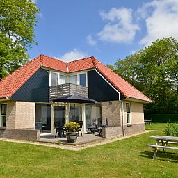 Charmantes Ferienhaus Roodborstje in De Dennen, Texel mit sonniger Veranda.