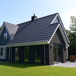 Ferienhaus im Bungalowpark 't Hoogelandt - De Zandkes, De Dennen, Texel mit schoener Architektur und grossem Garten.