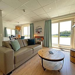 Esszimmer im Appartement Bos en Duin 16 in De Dennen Texel mit Blick auf die Texeler Landschaft.