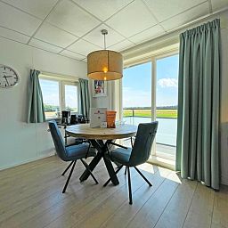 Moderne Kueche im Appartement Bos en Duin 16 in De Dennen Texel mit stilvoller Verarbeitung.