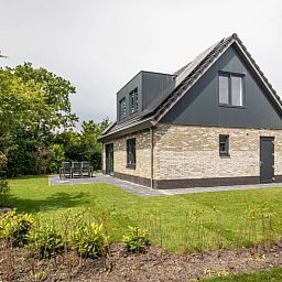 Ruime tuin bij villa in Vakantiepark De Koorn-aar, De Dennen, Texel, voor een rustige vakantie.