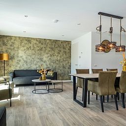 Stijlvolle woonkamer in Vakantiepark De Koorn-aar villa, De Dennen, Texel, met comfortabele zitplaatsen.