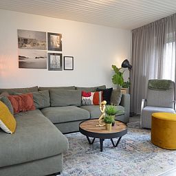 Cozy living room in vacation home Gerritslanderdijkje 146 - Salty Dog, De Dennen, Texel with comfortable sofa.