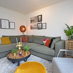 Stylish sitting area in vacation home Gerritslanderdijkje 146 - Salty Dog, De Dennen, Texel with colorful cushions.