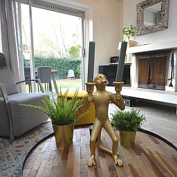 Modern living room of Gerritslanderdijkje 146 - Salty Dog, De Dennen, Texel with fireplace and garden view.
