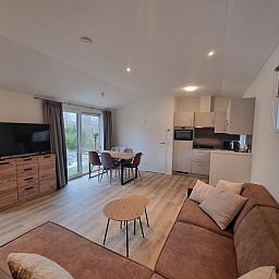 Stijlvolle binnenruimte van Vakantiehuis de Bremakker in De Dennen, Texel met eetgedeelte en uitzicht op de natuur.