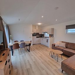 Open keuken en zithoek in Vakantiepark de Bremakker, Weideveld 75, Texel, ideaal voor ontspanning en gezelligheid.