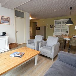 Open woonkamer en eetruimte in vakantiehuis Roos, De Dennen, Texel.