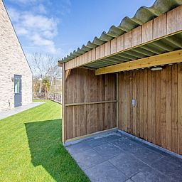Praktischer Stauraum neben dem Ferienhaus im Bungalowpark 't Luwe Land in De Dennen, Texel.