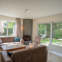 Helles Wohnzimmer mit Kamin im Ferienhaus 't Hoogelandt 134A, De Dennen, Texel.