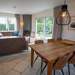 Esszimmer mit Blick auf den Garten im Ferienhaus 't Hoogelandt 134A, De Dennen, Texel.