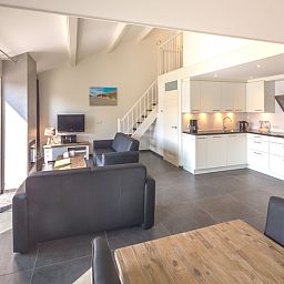 Moderne woonkamer van vakantiehuis Gortersmient 206 in De Dennen, Texel.