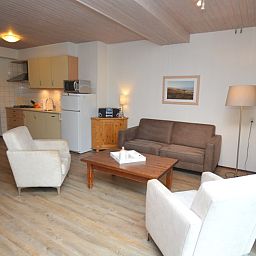 Open keuken en woonkamer in Anjer, vakantiehuis in De Dennen, Texel.