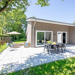 Ruim terras bij Tormentil vakantieaccommodatie in De Dennen, Texel.