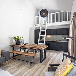 Moderne binnenruimte van Tormentil in De Dennen, Texel met keuken en eetgedeelte.