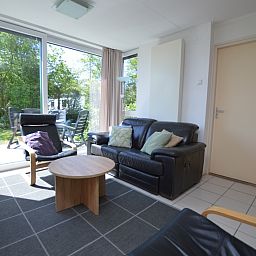 Gemuetliches Wohnzimmer im Ferienhaus de Parel 262, De Dennen, Texel. Ideal fuer einen erholsamen Aufenthalt auf den Watteninseln.