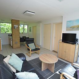 Geraeumiges Interieur des Ferienhauses de Parel 262 in De Dennen, Texel. Perfekt fuer einen Familienurlaub auf den Watteninseln.