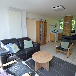 Offener Wohnbereich und Kueche im Ferienhaus de Parel 262, De Dennen, Texel. Erleben Sie Komfort auf den Watteninseln.