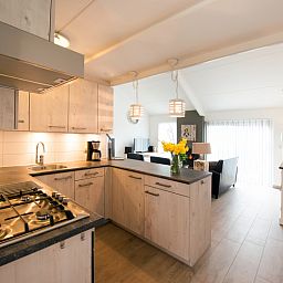 Volledig uitgeruste keuken in Gortersmient 278, Bungalowpark Gortersmient, De Dennen, Texel, met moderne apparatuur.