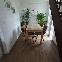 Essecke mit Holztisch im Ferienhaus Gortersmient 308, Texel. Gemuetliches Esszimmer im Bungalowpark Gortersmient, De Dennen.