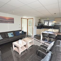 Offene Kueche und Wohnzimmer im Ferienhaus 't Hoogelandt 36, Texel, ideal fuer Familien.