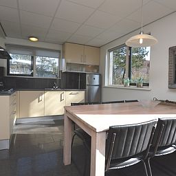 Essecke und Kueche im Ferienhaus 't Hoogelandt 36, De Dennen, Texel mit viel Licht.