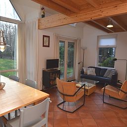 Gemuetliches Wohnzimmer des Ferienhauses Monnikenweg 11 in De Dennen, Texel mit Holzofen.