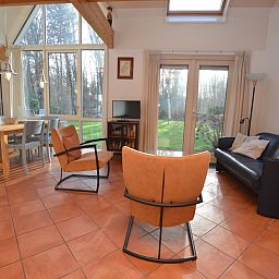 Offener Wohnbereich im Ferienhaus Monnikenweg 11 in De Dennen, Texel mit Blick auf den Garten.