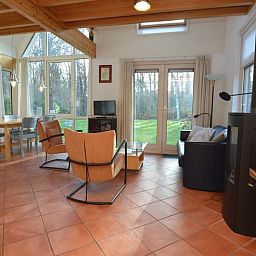 Modernes Wohnzimmer des Ferienhauses Monnikenweg 11 in De Dennen, Texel mit grossen Fenstern.