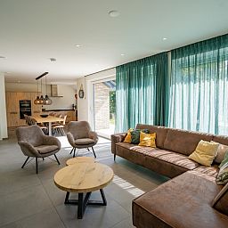 Helles Wohnzimmer mit gemuetlicher Sitzecke im Ferienhaus de Parel 174, De Dennen, Texel auf den Watteninseln.